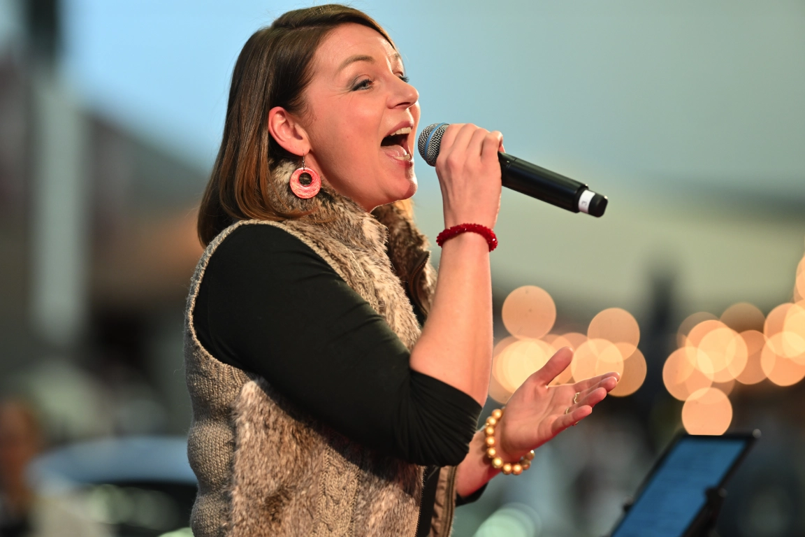 Saengerin Carmen Denzler bietet Hoerproben an